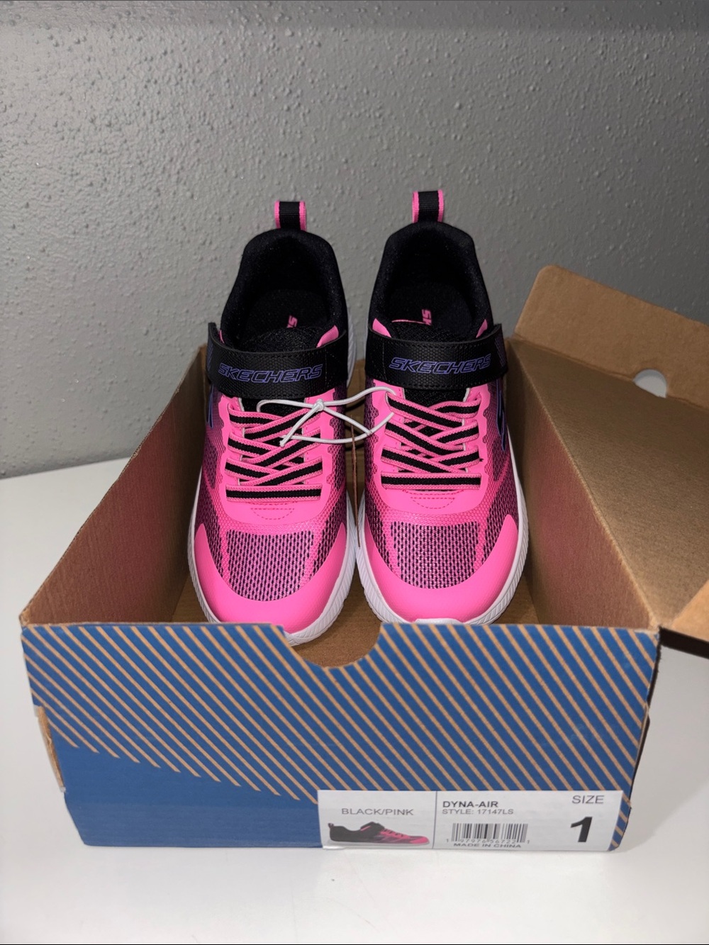 Skechers - Black & Pink Dyna-Air Athletic Sneakers (size 1)
